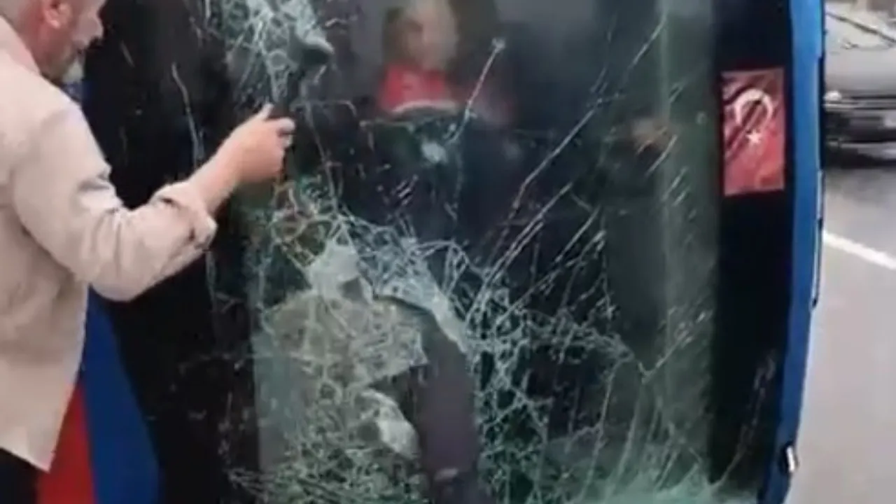 Devrilen cezaevi nakil aracından yaralıların kurtarılma anları görüntülendi