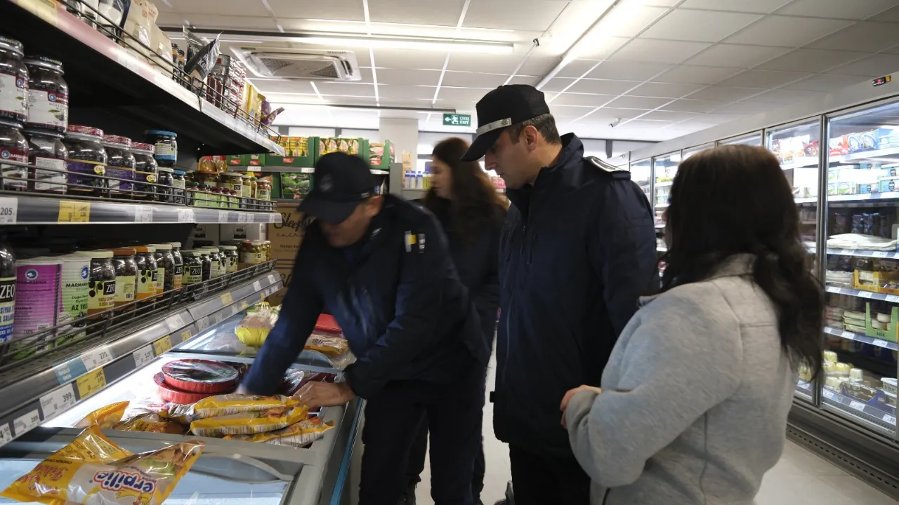 Ambalajı bozulmuş ve kasa fiyatı farklı ürün satan markete 77 bin 805 lira ceza kesildi