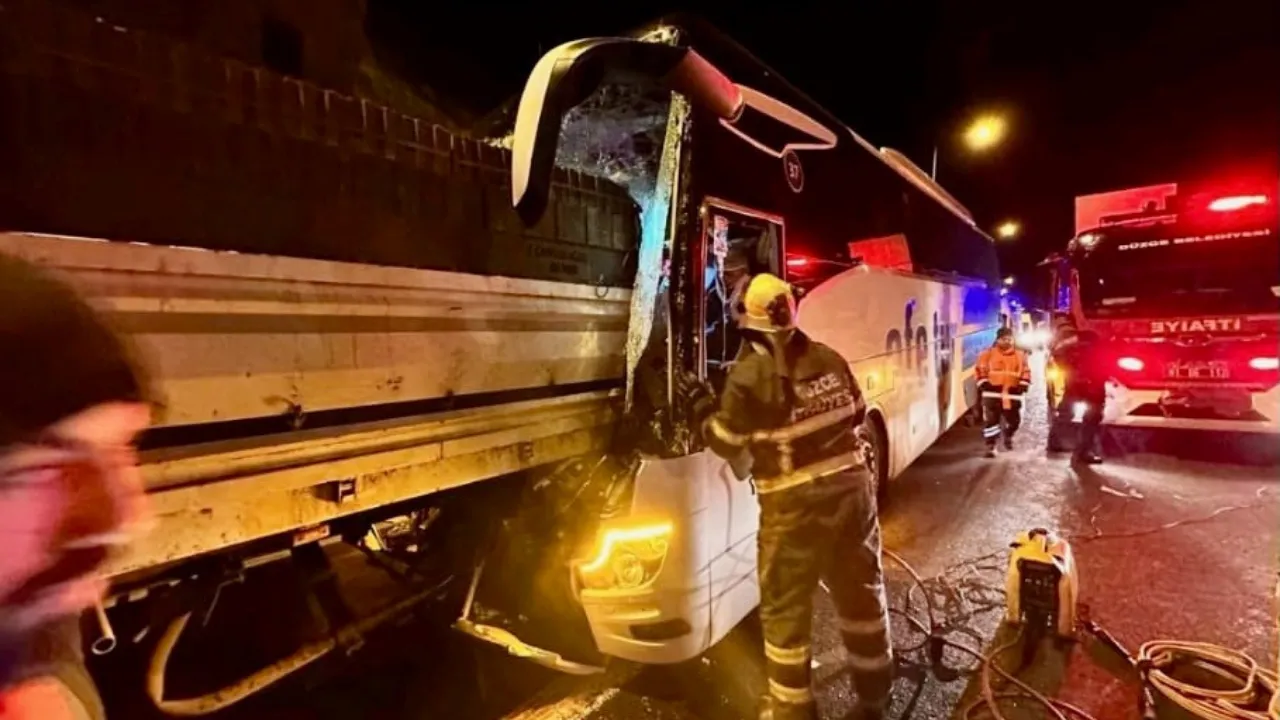 Yolcu otobüsü, TIR'a çarptı; muavin öldü, 3 yaralı