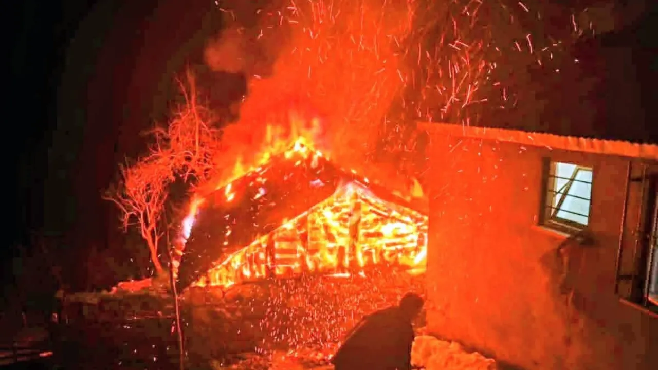 Çayır damı çıkan yangında küle döndü