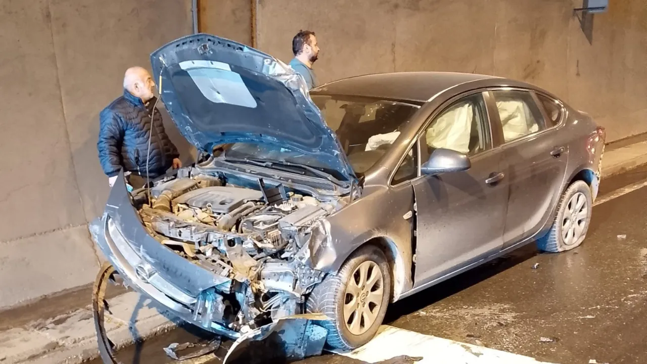 Tünelde 4 araç, zincirleme kazaya karıştı: 3 yaralı