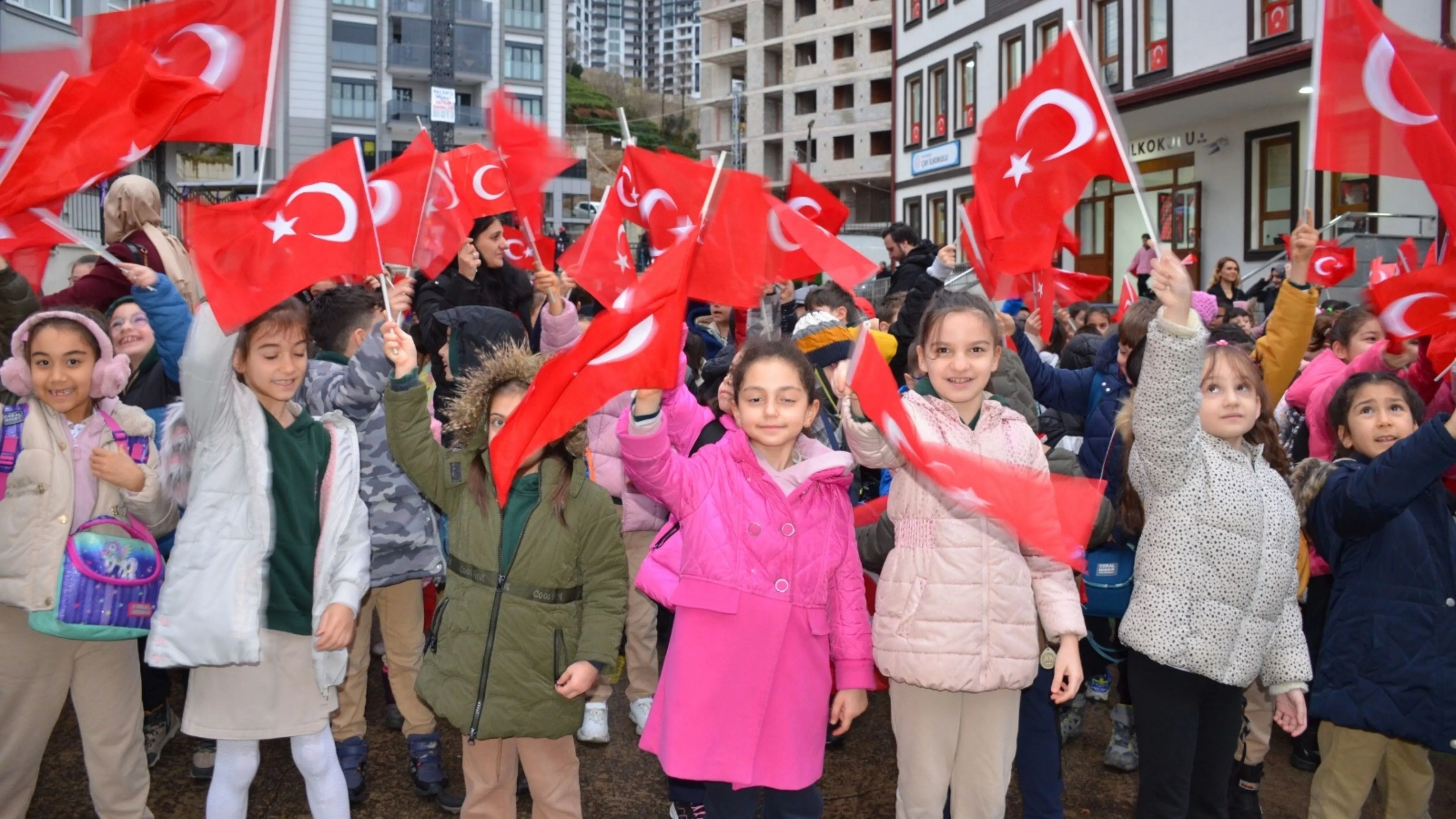 Rize'de öğrenciler 'bayrak sevgisi' ile okullara döndü