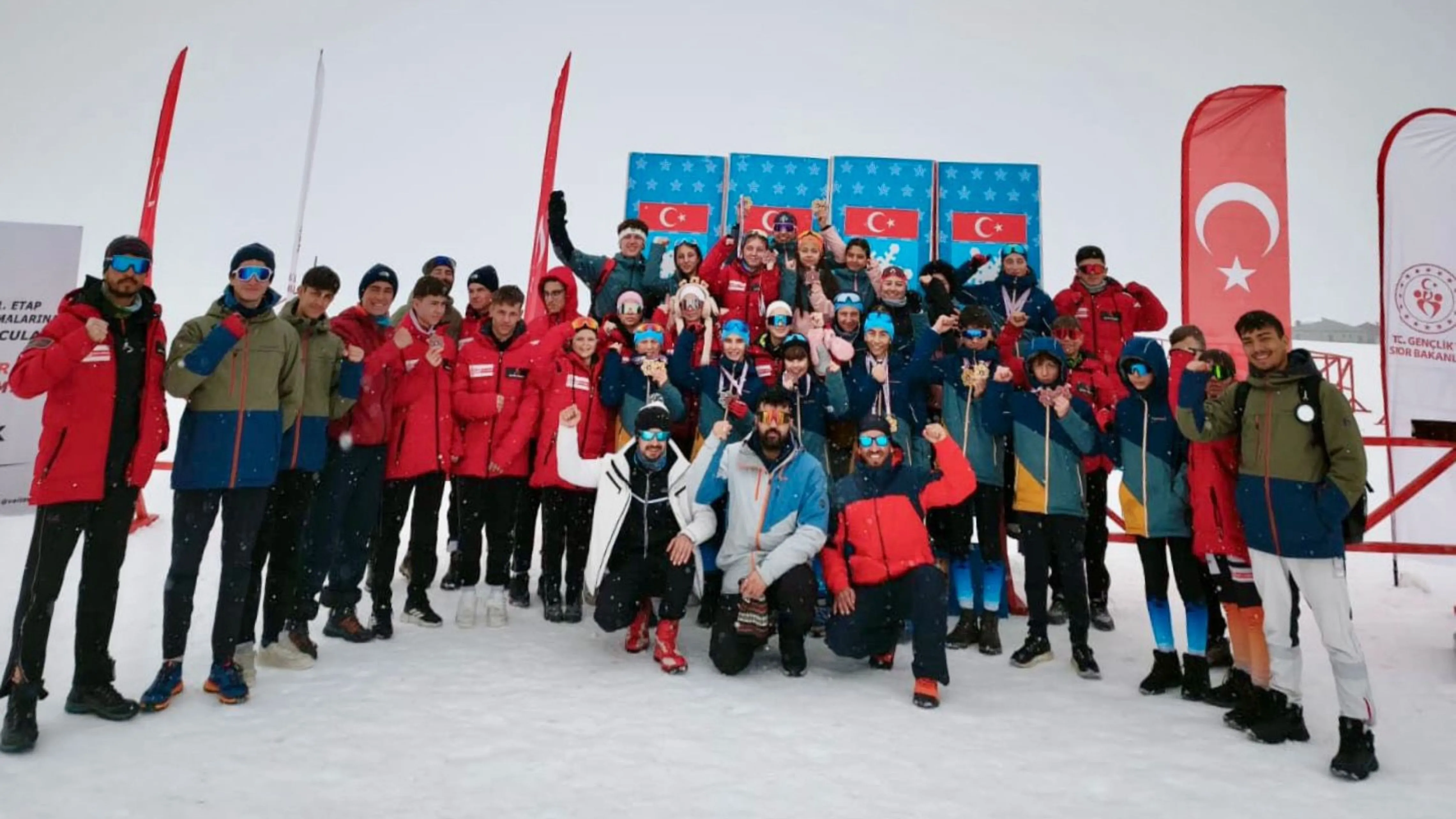 Rize kayak takımlarından Hakkari’de 19 madalyalık büyük başarı