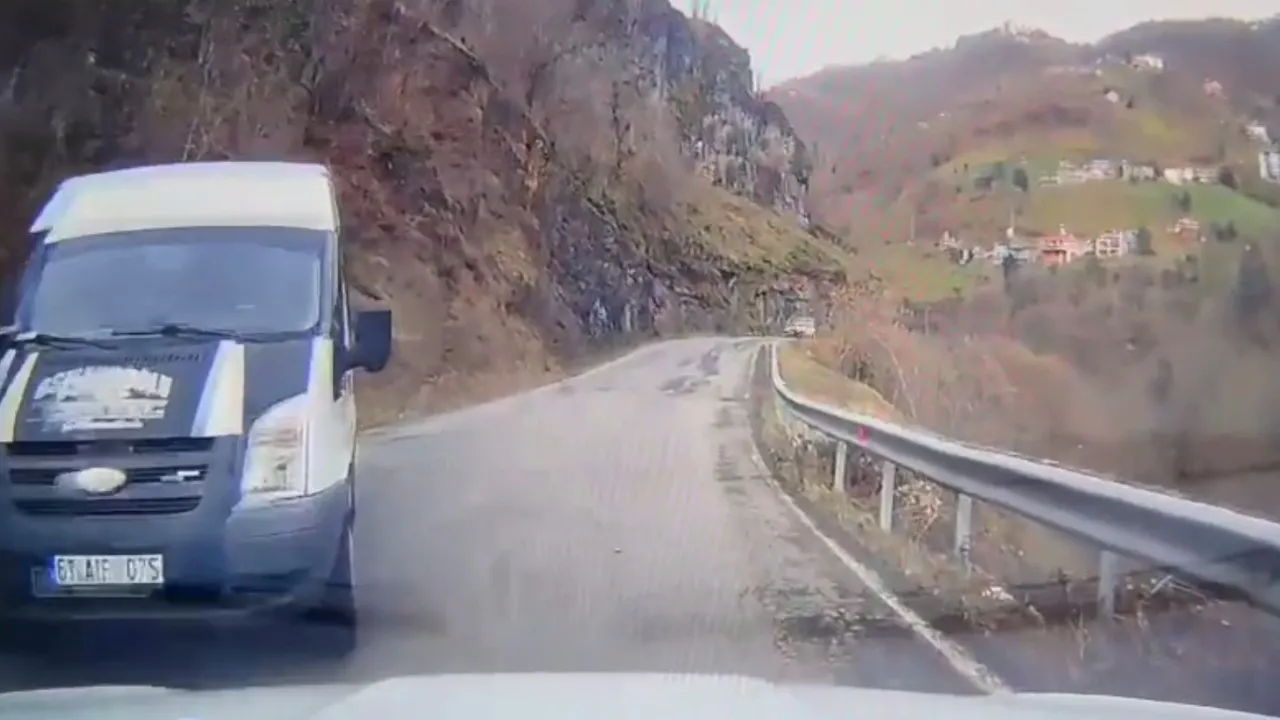 Okul servis minibüsünün otomobille çarpıştığı kaza kamerada