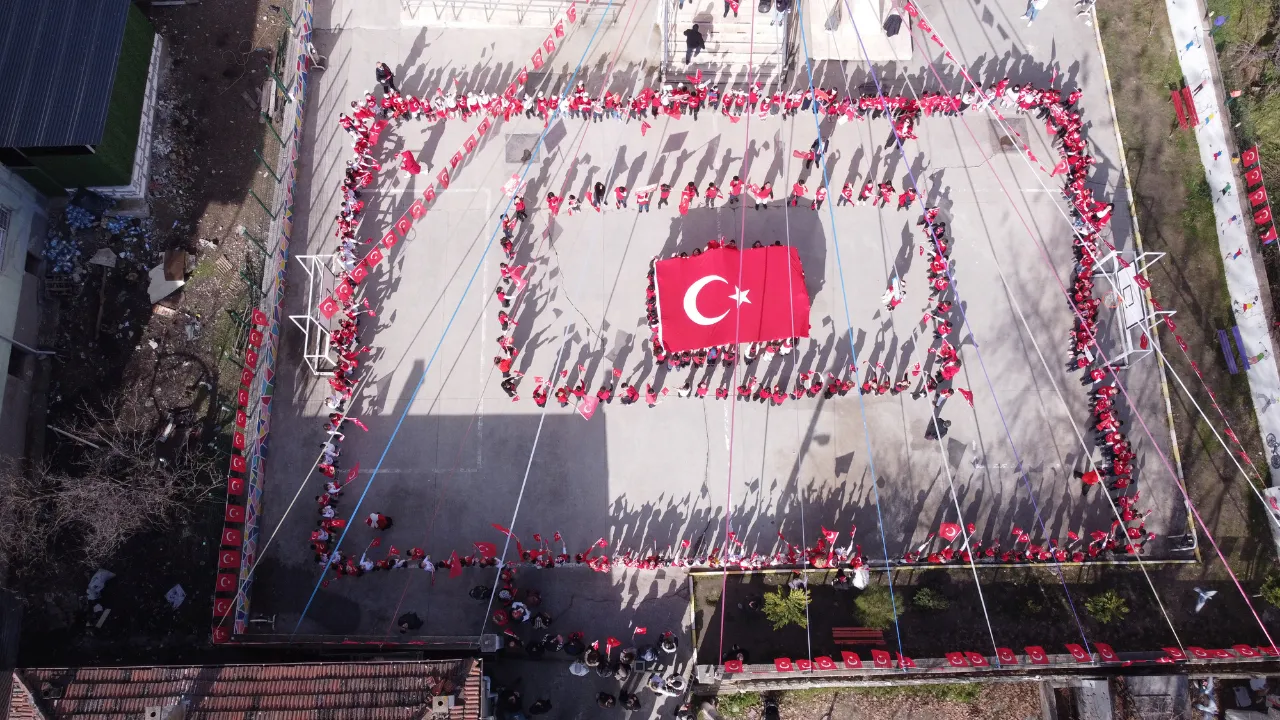Karabük'te öğrencilerden bayrak etkinliği
