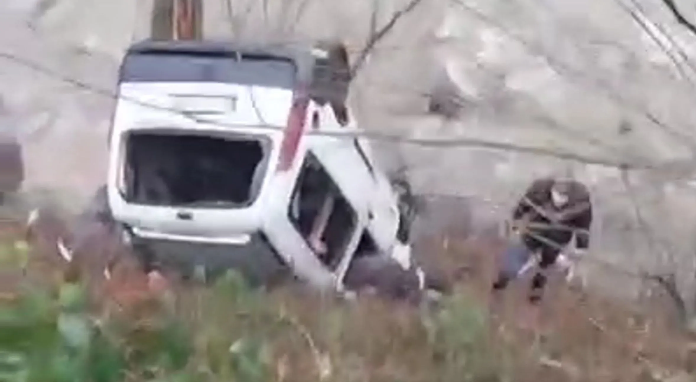 Rize'de kamyonet dereye yuvarlandı: 1 ölü, 1 yaralı