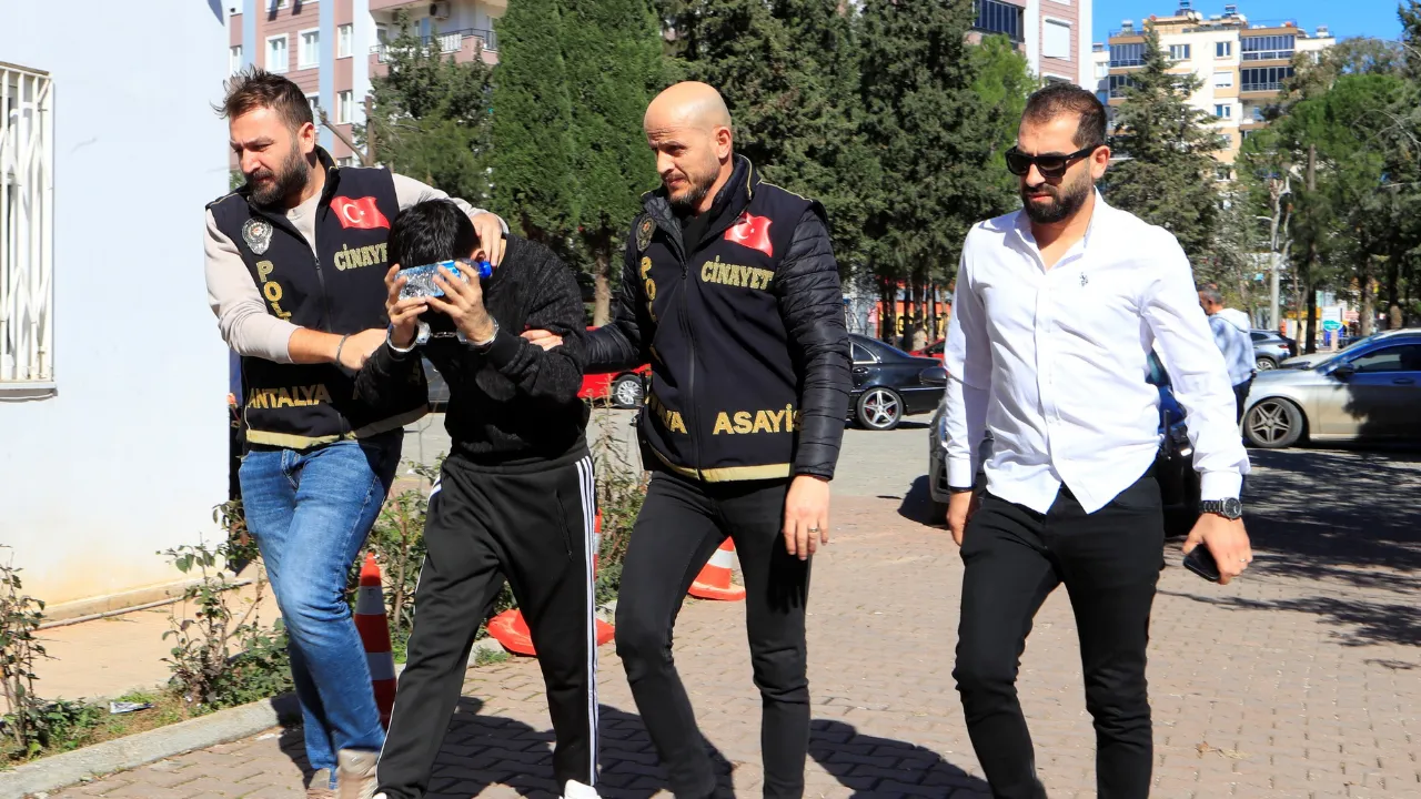 Antalya’da aralarında çıkan tartışmada hamile eşini bacaklarından silahla vurarak yaralayan şahıs, ç