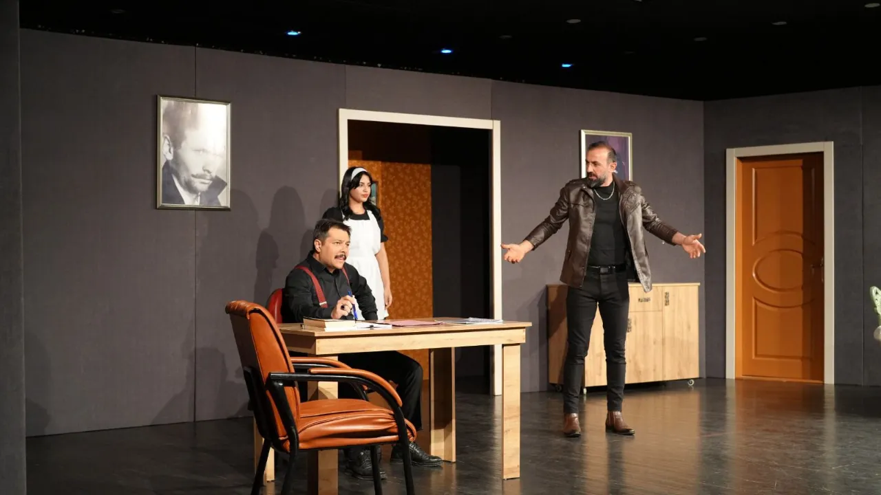 Akçaabat'ta tiyatro oyunu sahnelendi