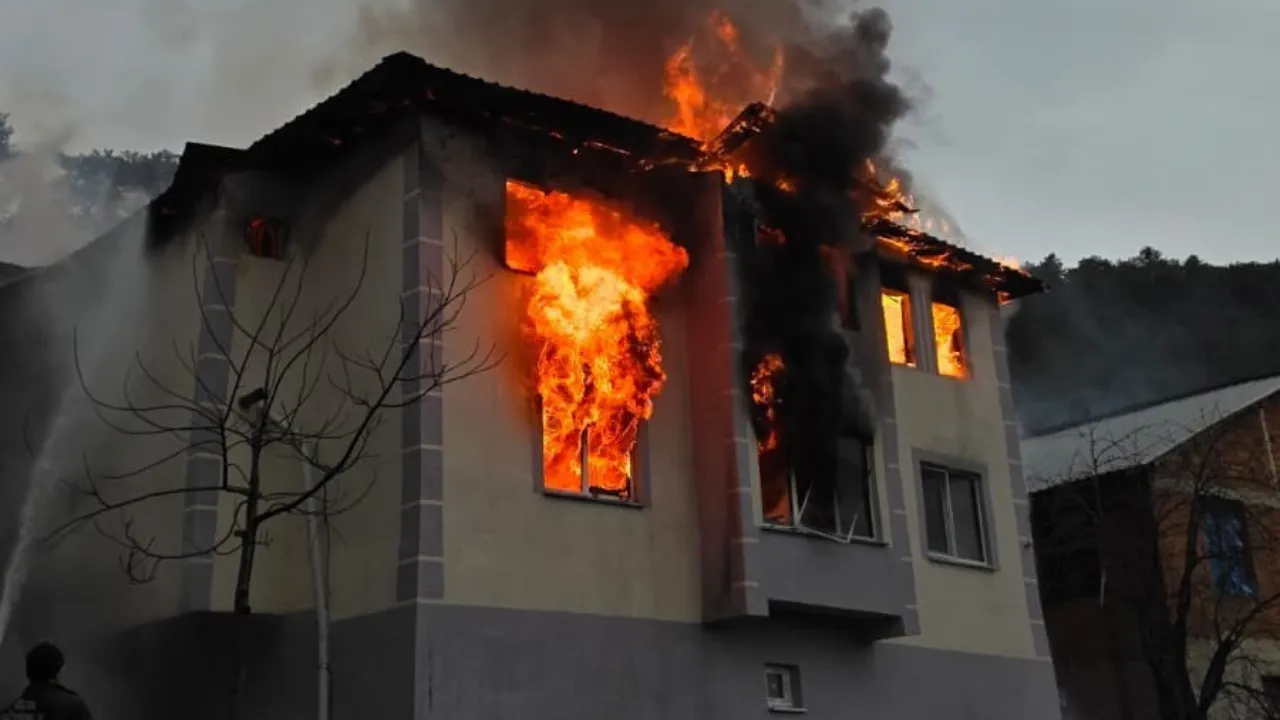 2 katlı ev, alev alev yandı