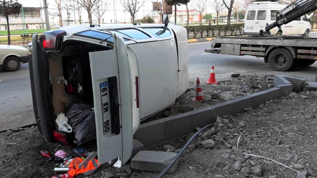 Önündeki araca çarpmamak için sürücüsünün ani manevra yaptığı otomobil yan yattı