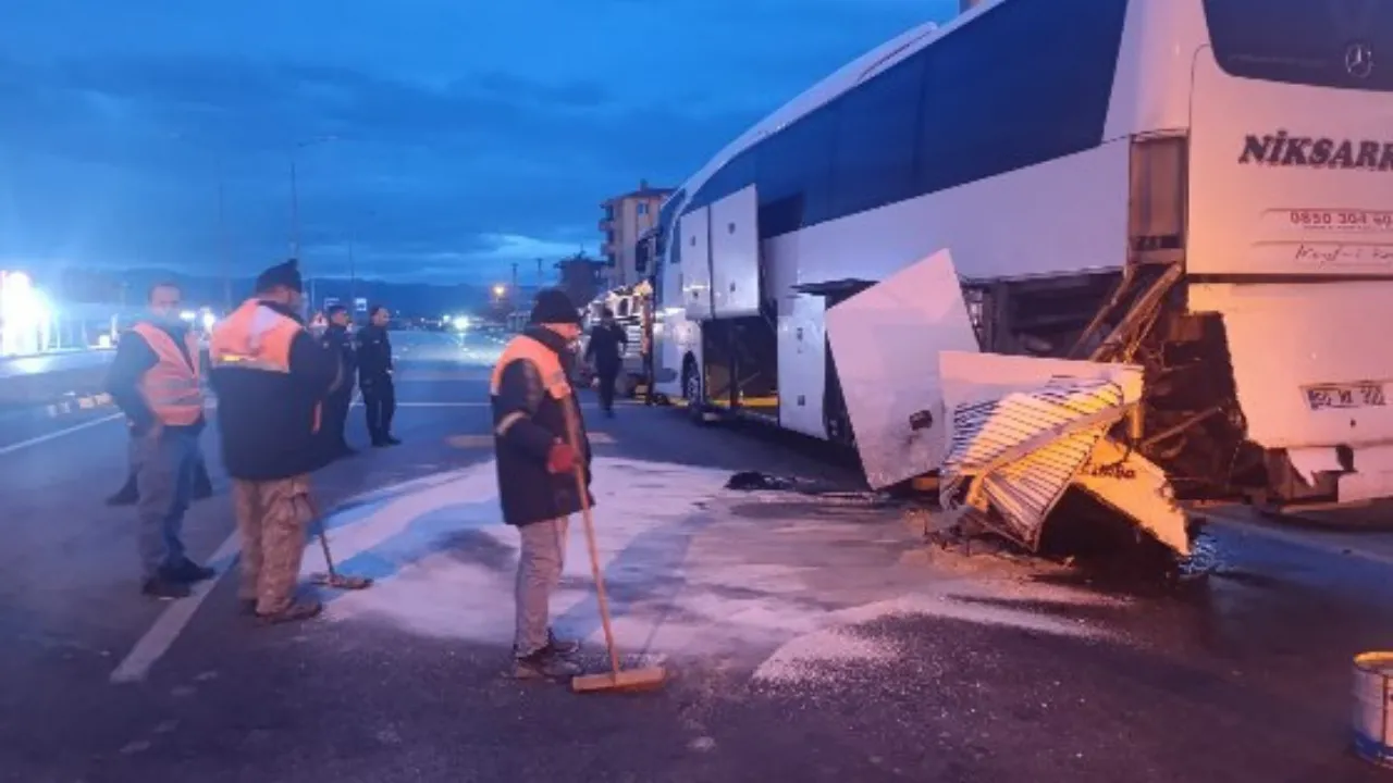 Yolcu otobüsüne çarpan hafif ticari aracın sürücüsü ağır yaralandı