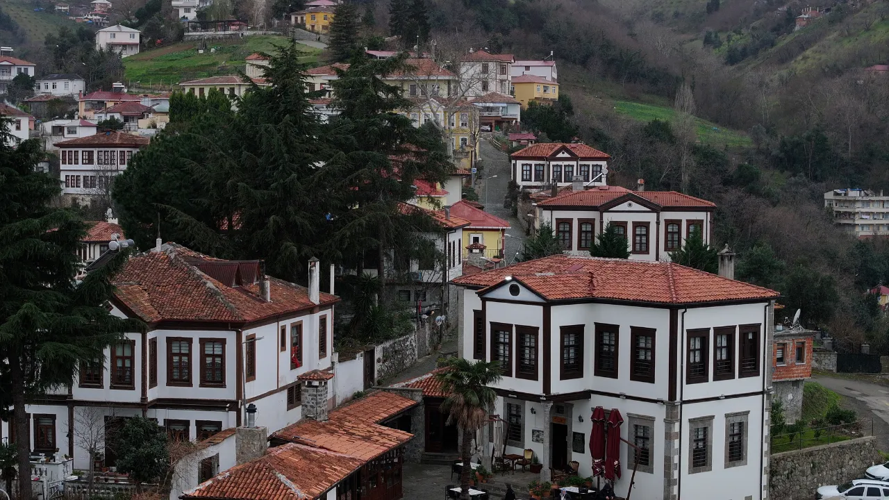 Trabzon'daki Orta Mahalle ziyaretçilerini tarihi güzellikleri keşfe çıkarıyor