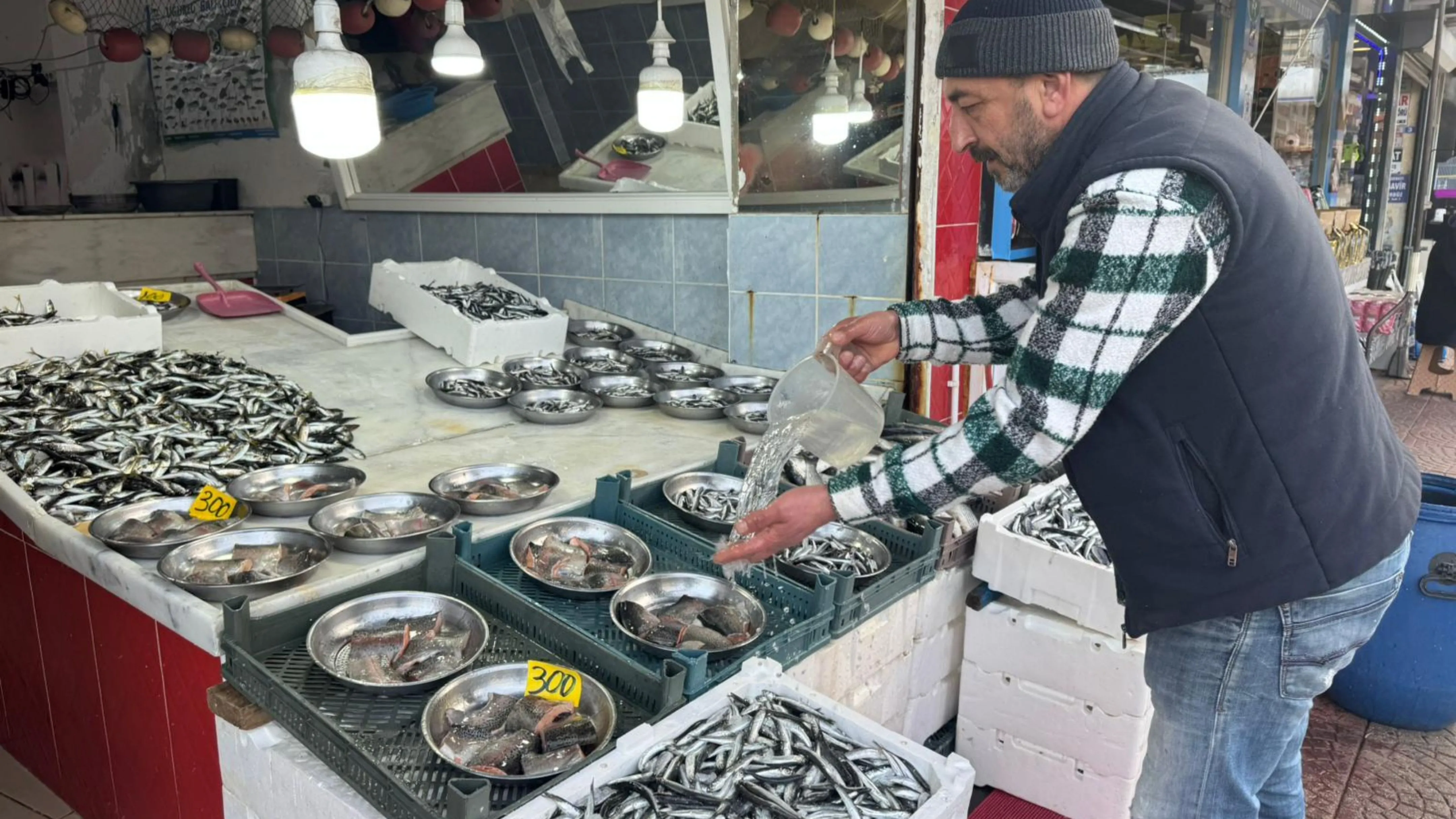 Pazar’da tezgahlarda taze hamsi yeniden satışta