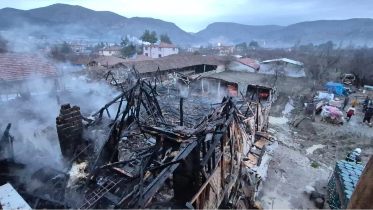 Ahırda çıkan yangında 1 büyükbaş öldü, 12'si kurtarıldı