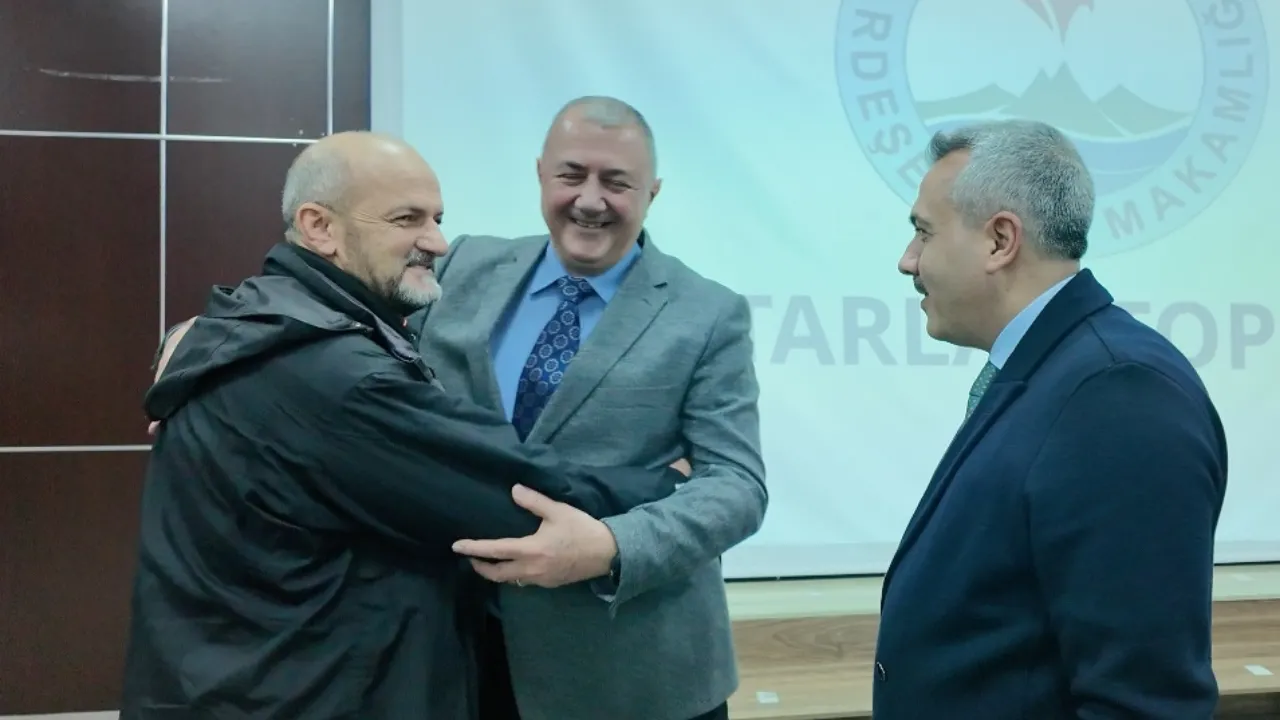 Rize Valisi Baydaş, küs olan başkan ve muhtarı barıştırdı