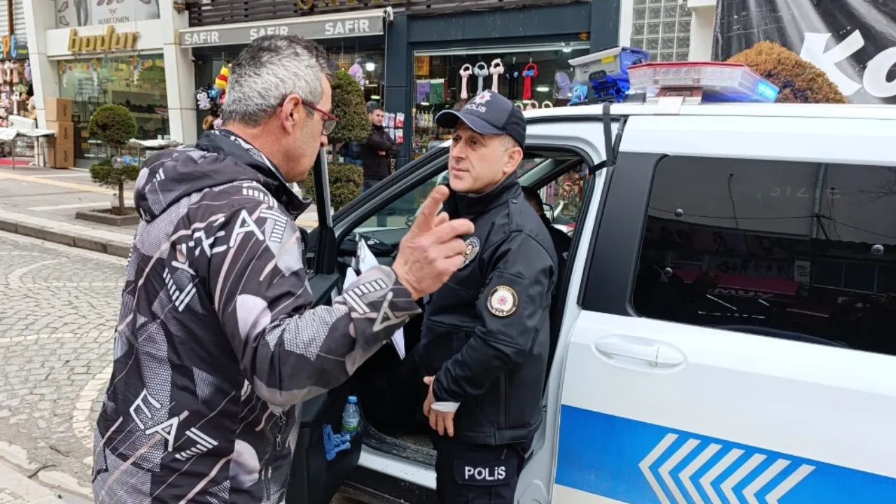 ATM’de bulduğu 4 bin 900 TL’yi polise teslim etti