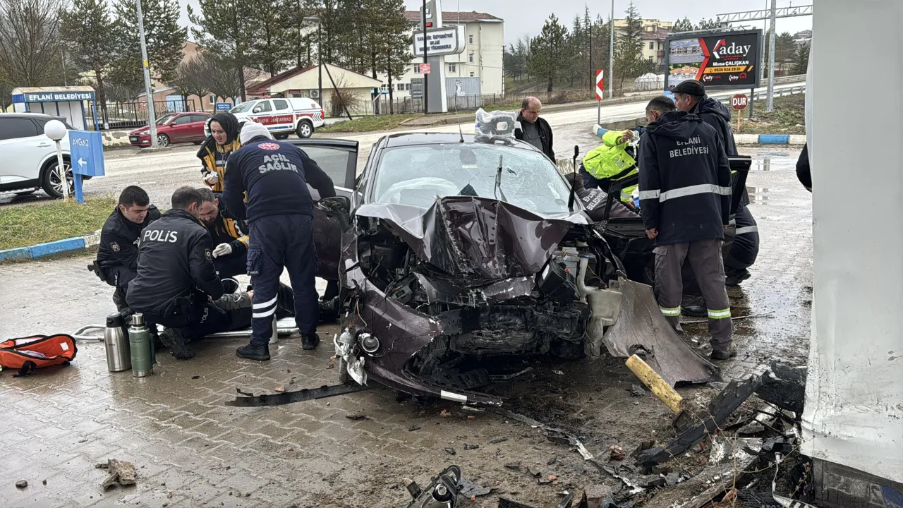  LPG istasyonuna çarpan otomobildeki 5 kişi yaralandı