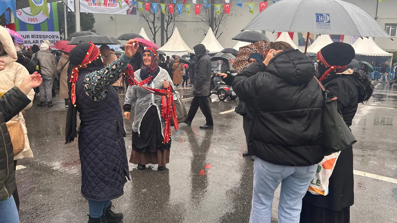 Sağanak yağışa aldırış etmeyen Ümraniyeliler Hamsi Festivali'nde buluştu