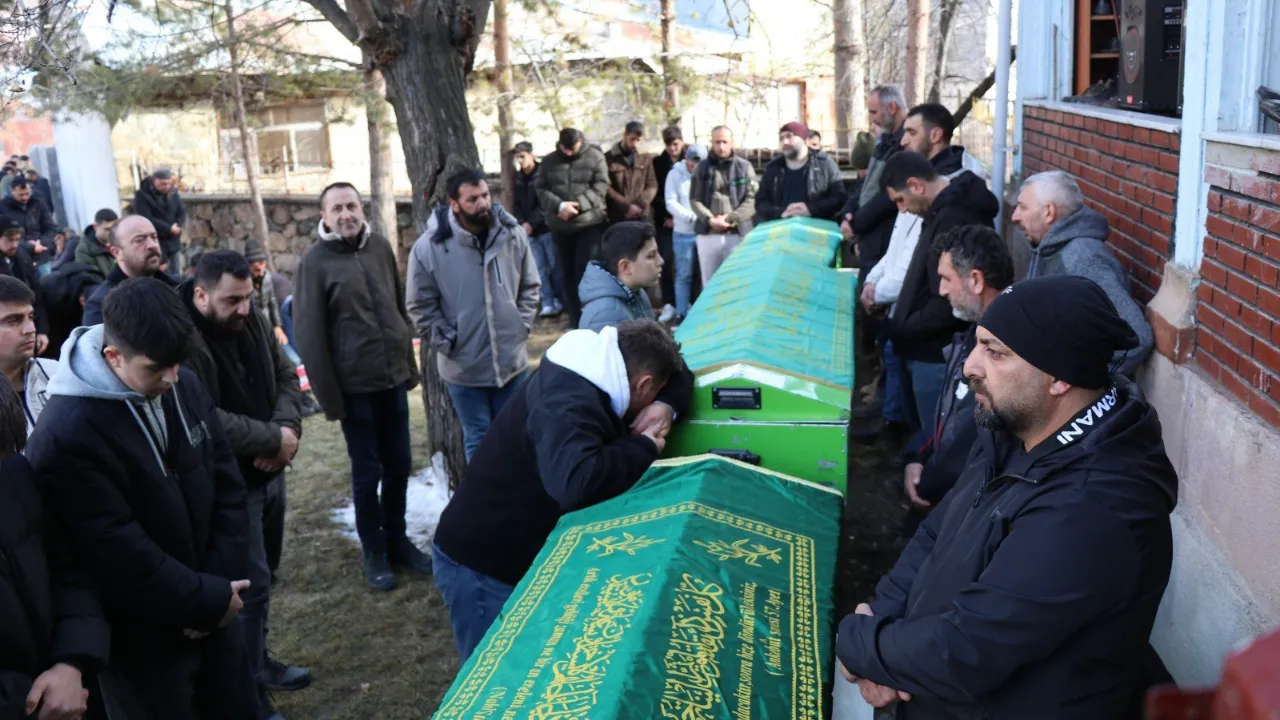 Trafik kazasında vefat eden iki kardeş ve bir arkadaşa hüzünlü veda