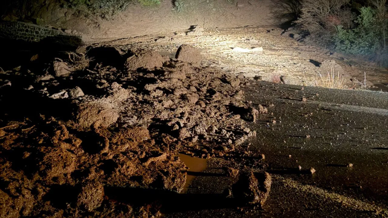 Bolu'da yağmur heyelana neden oldu, ilçe yolu ulaşıma kapandı