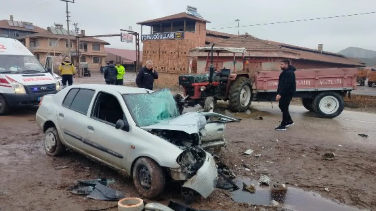 Çorum'da traktör ile otomobil çarpıştı; 1 ölü, 2 yaralı