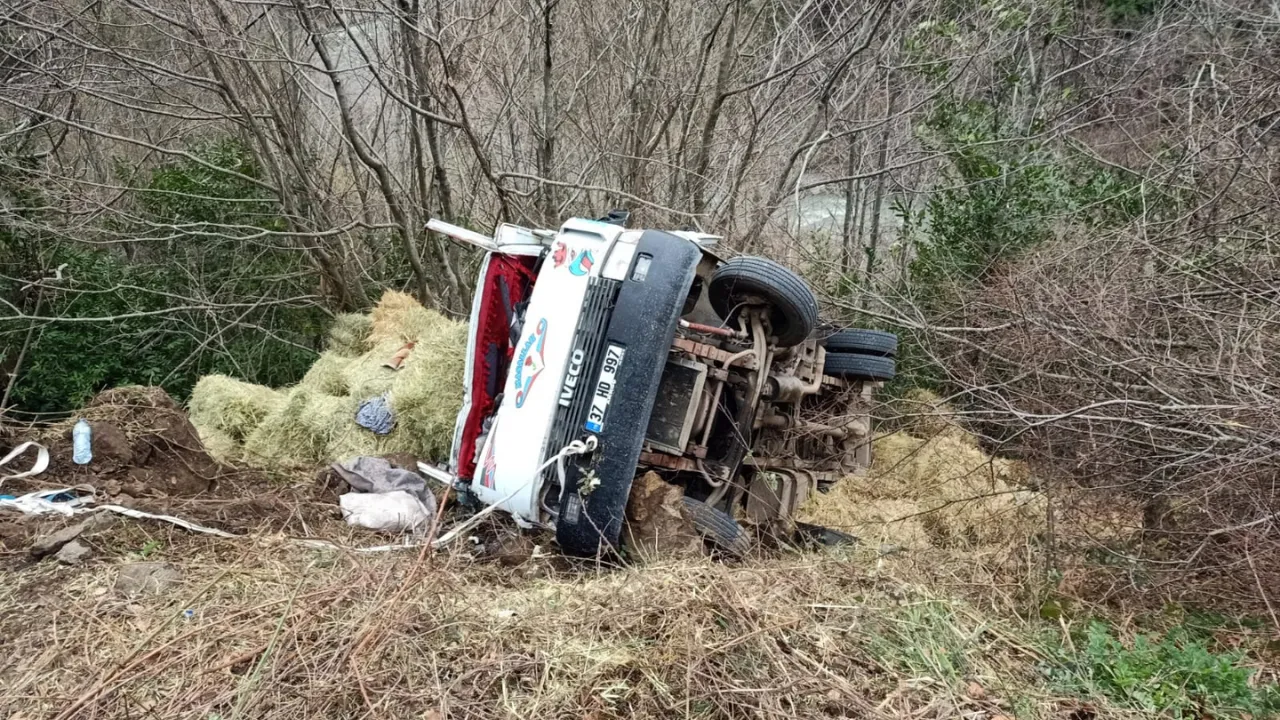 Kastamonu'da saman yüklü kamyon devrildi: 2 yaralı