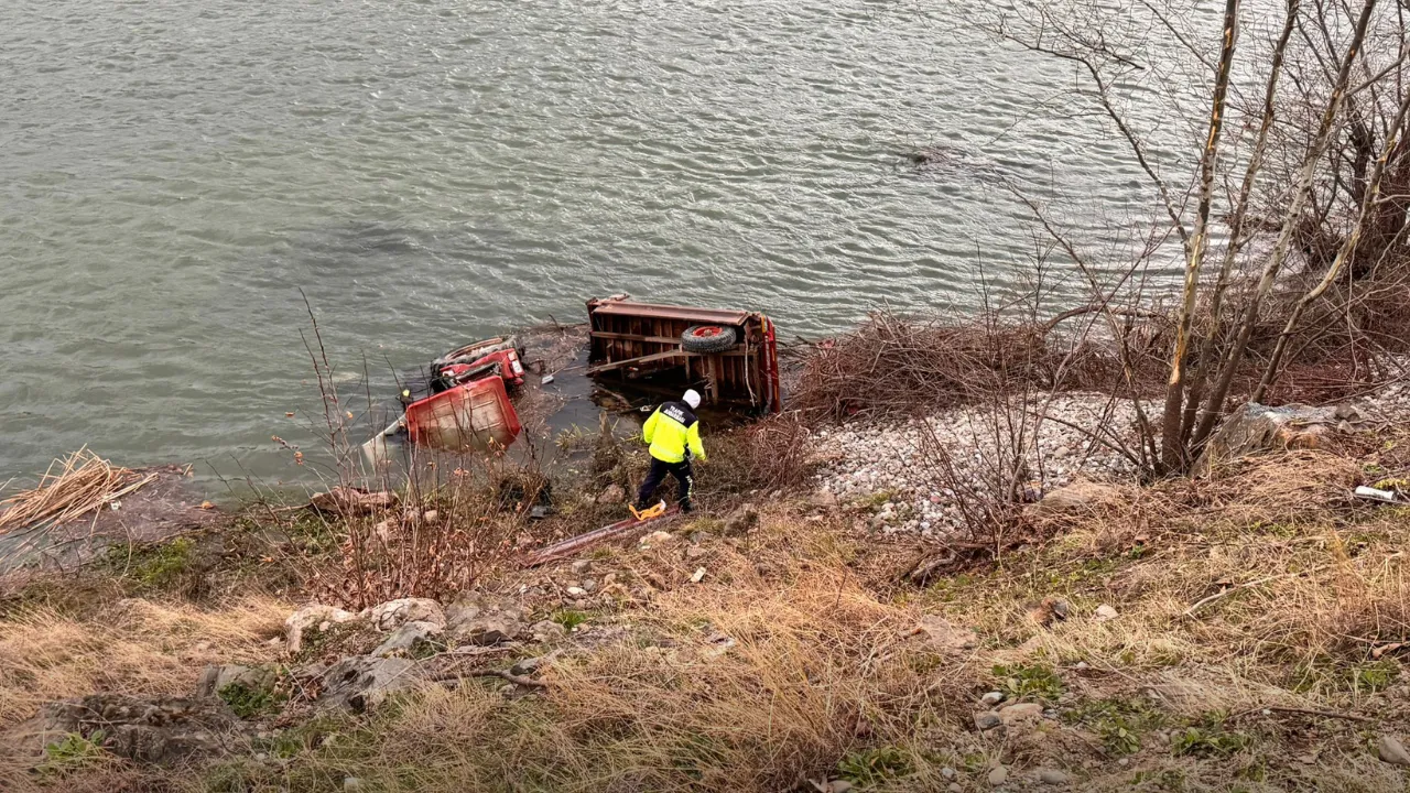 Traktör Kızılırmak'a yuvarlandı: 1 ölü, 1 yaralı