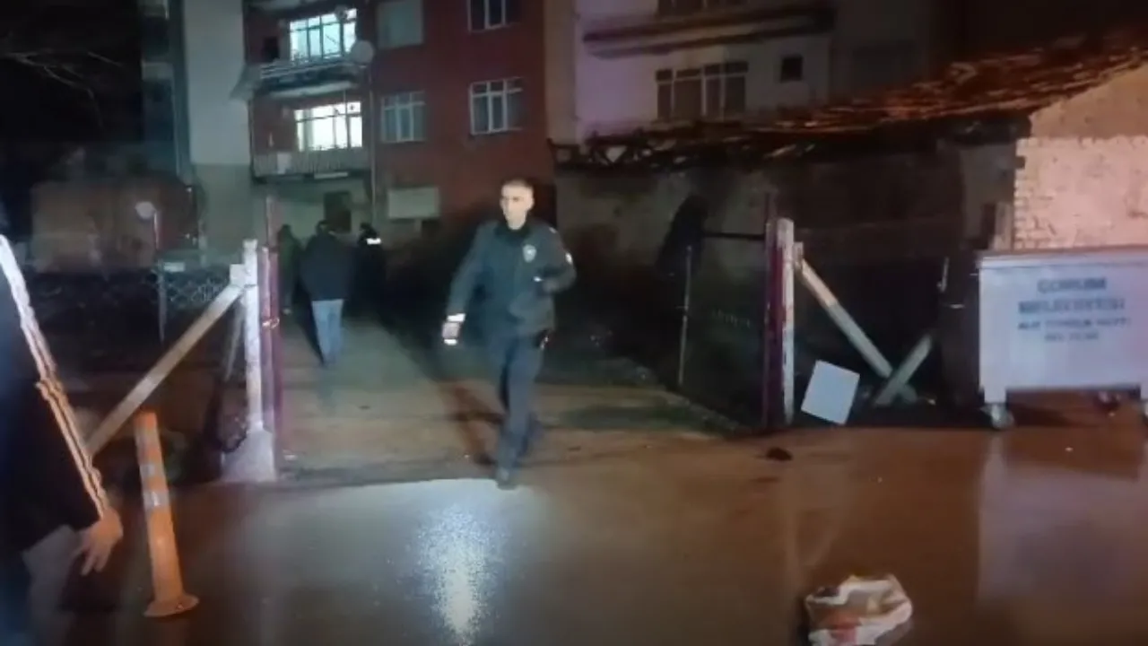 Sokak ortasında 2 kişi, bacaklarından vuruldu