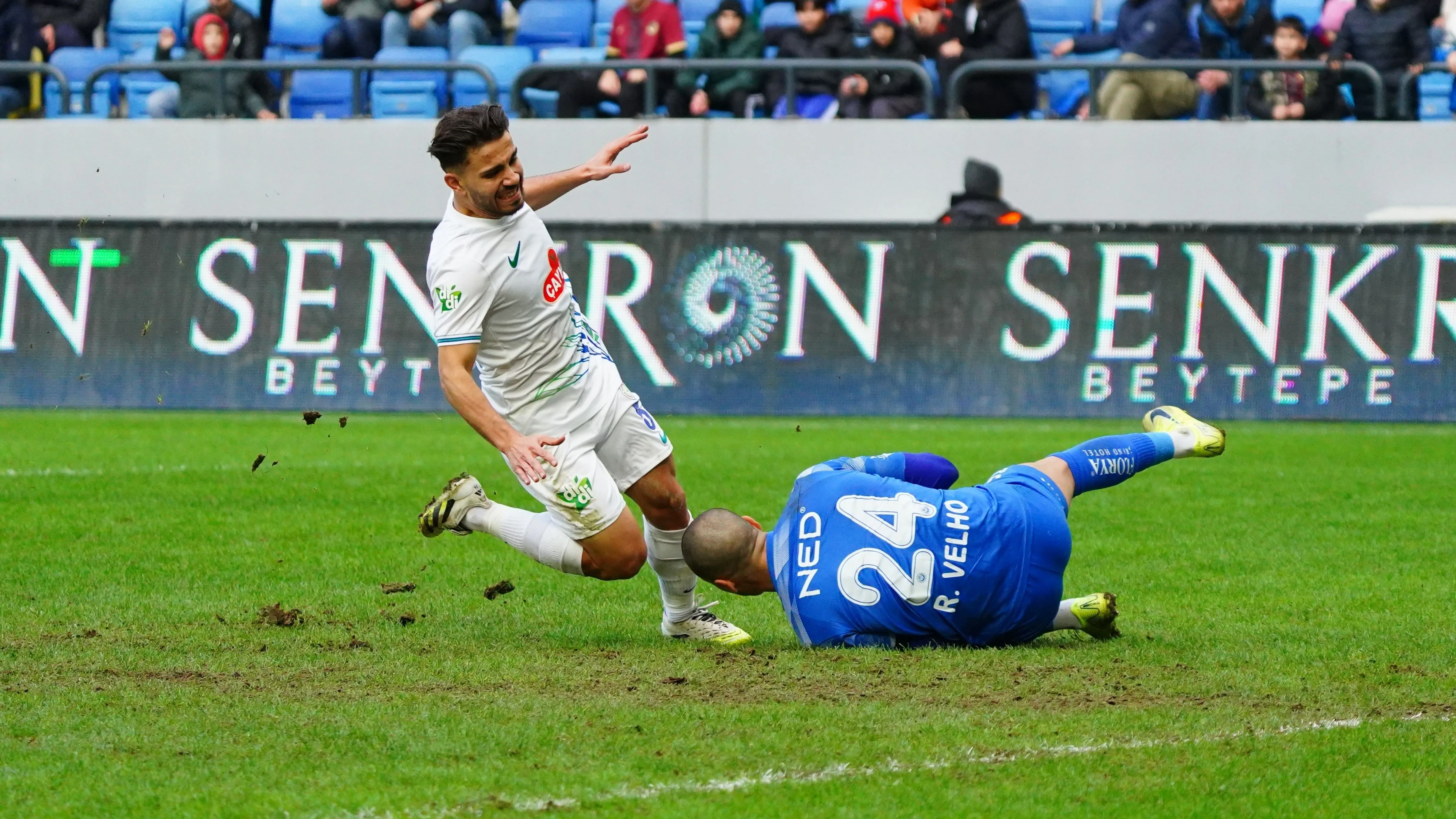 Atmaca 2 farklı geriye düştüğü maçta 1 puanı kurtardı