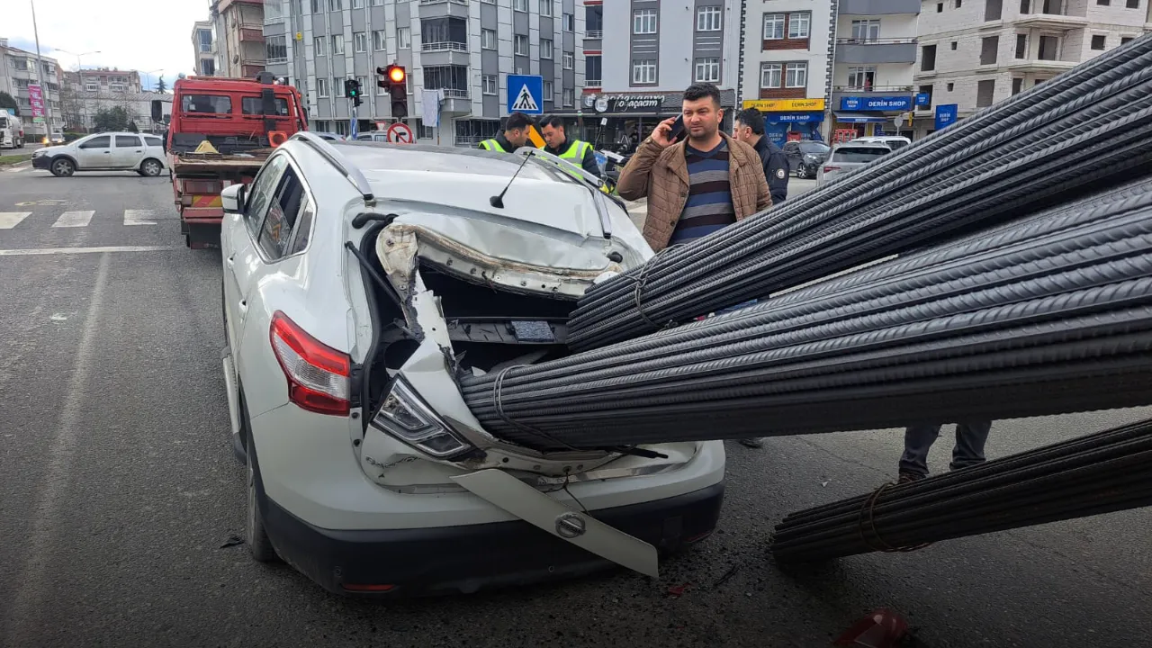 Ani fren yapan kamyonun üzerinden kayan inşaat demirleri, otomobile saplandı