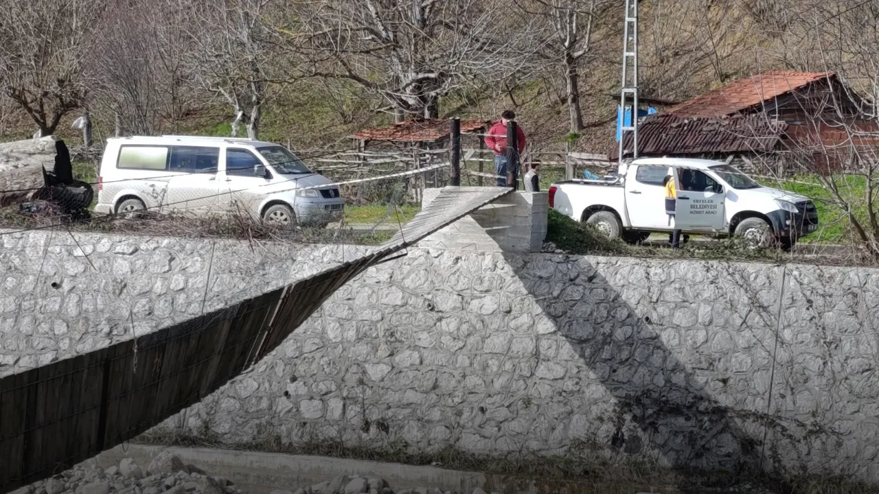 Üzerinde bulundukları asma köprü, kuvvetli rüzgar nedeniyle ters döndü: 2 yaralı