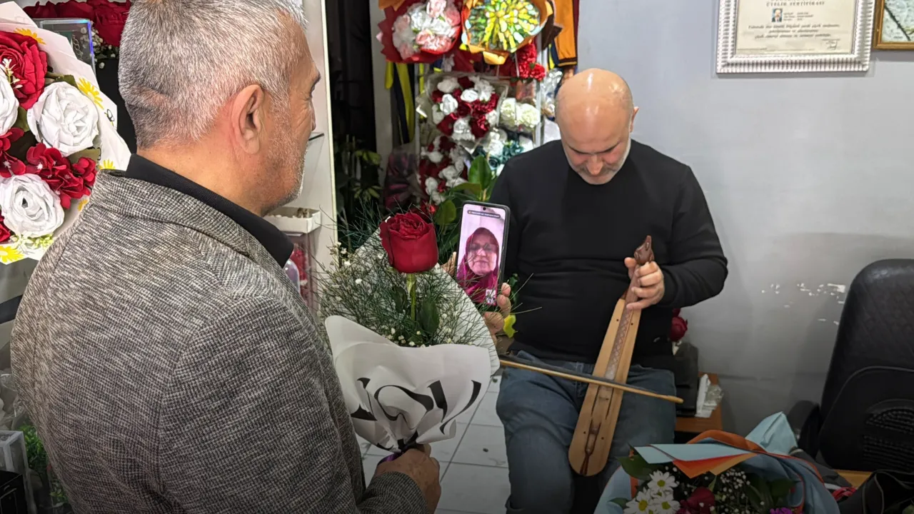 Ordulu çiçekçi, 14 Şubat’ta 65 yaş üstüne hem ücretsiz gül veriyor hem kemençe çalıyor