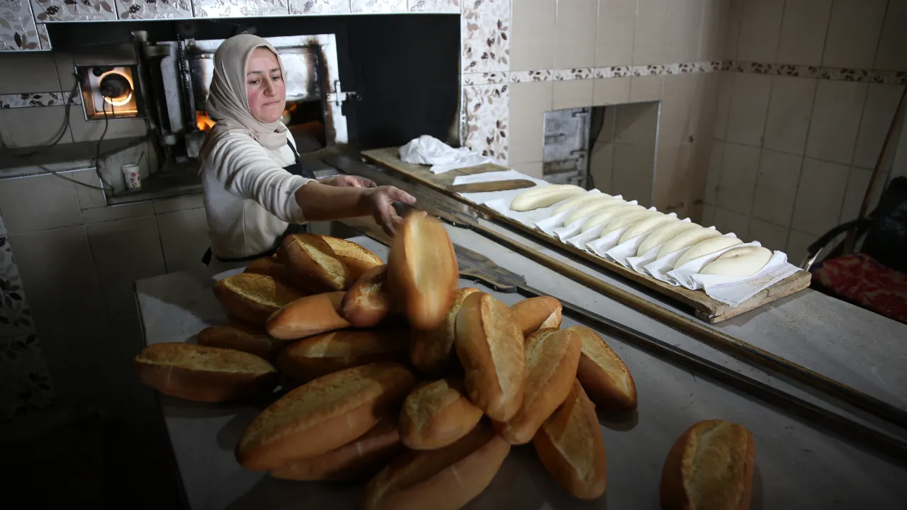 Yaylanın dumanı tüten tek fırınında ekmekler kadın ustadan