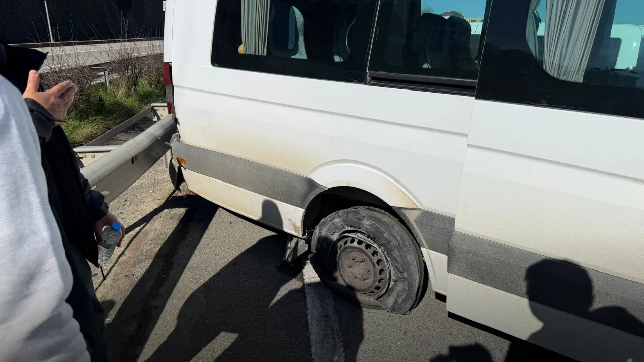 Taraftar grubunu taşıyan minibüs kaza yaptı