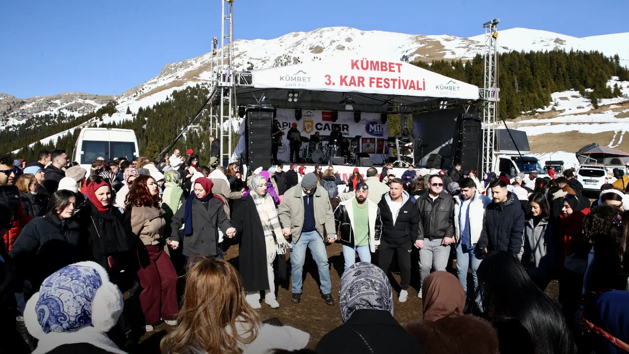 Giresun'da doğa tutkunları Kümbet Yaylası'ndaki kar festivalinde bir araya geldi