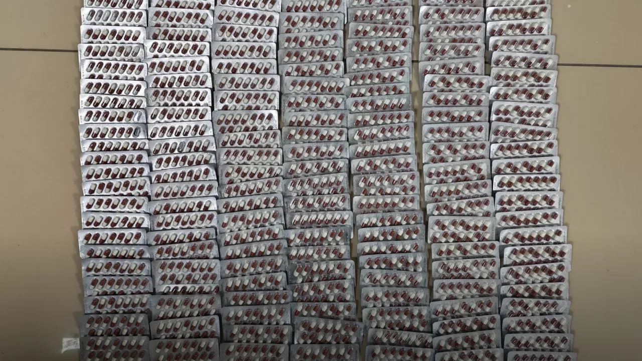 Polis ticari araçta 2 bin 684 adet sentetik ecza maddesi ele geçirdi