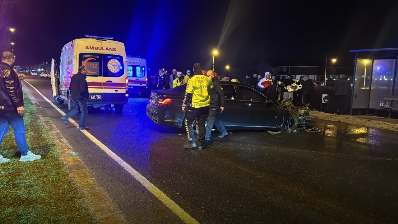 Otomobilin çarptığı özel halk otobüsü devrildi: 5 yaralı