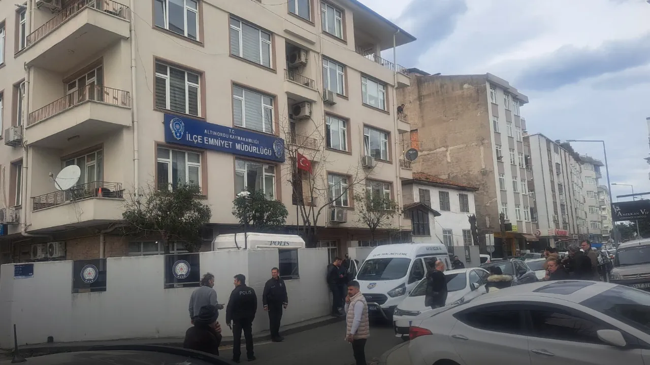 İfade vermeye gitti, polisin belindeki silahı alıp kendini vurdu