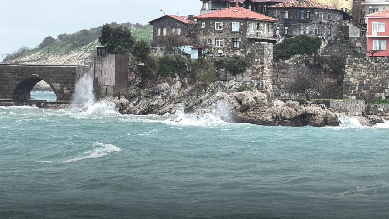 Amasra'da rüzgar; dalga boyu 2 metreye ulaştı