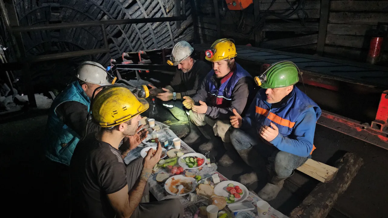 Zonguldak’ta madenciler, yerin metrelerce altında ilk sahurunu yaptı