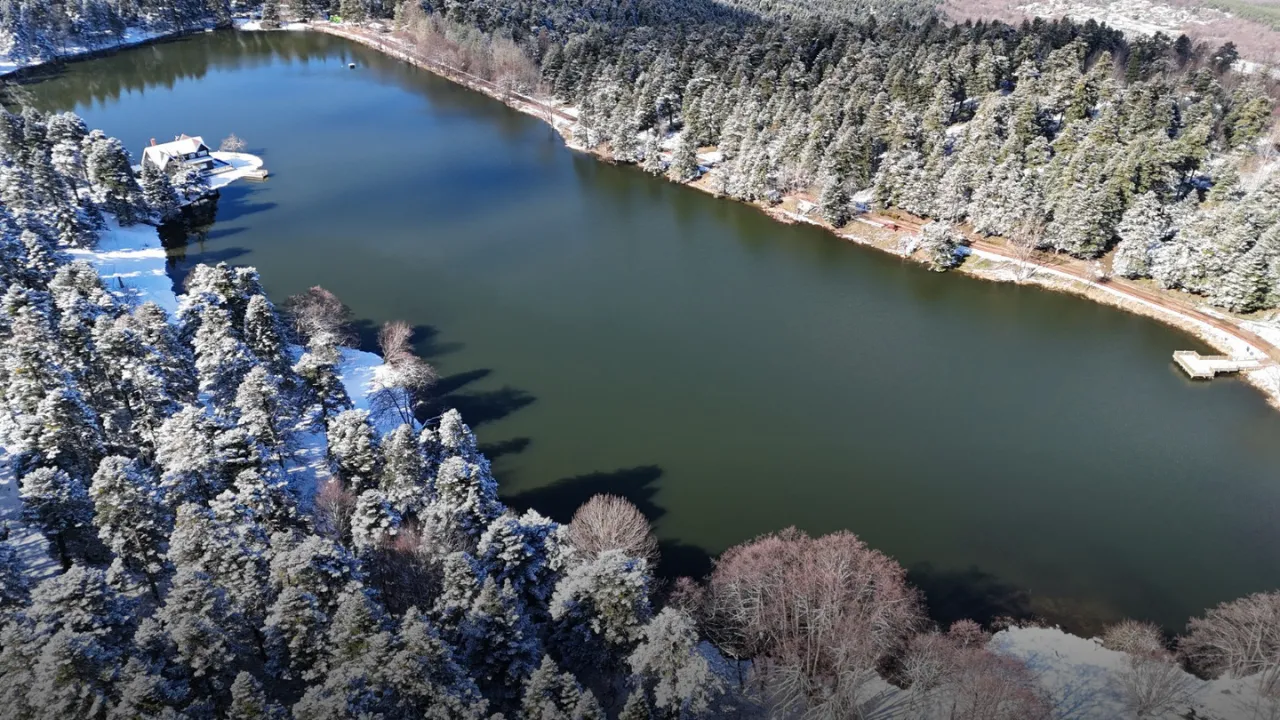 Beyaza bürünen Gölcük Tabiat Parkı dron kamerasında