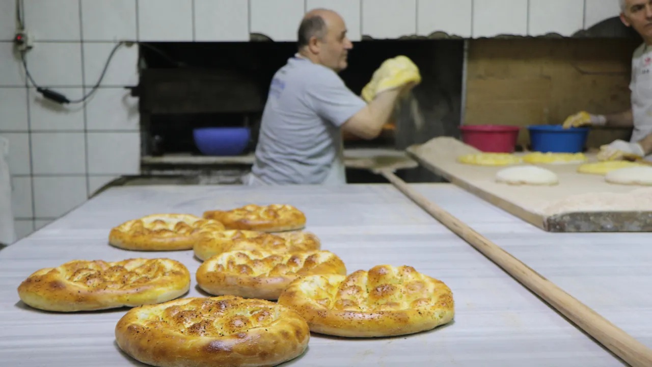 Fırın ustalarının 300 derece sıcakta pide mesaisi