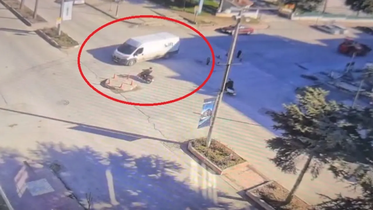 Motosikletin minibüse çarptığı kaza kamerada