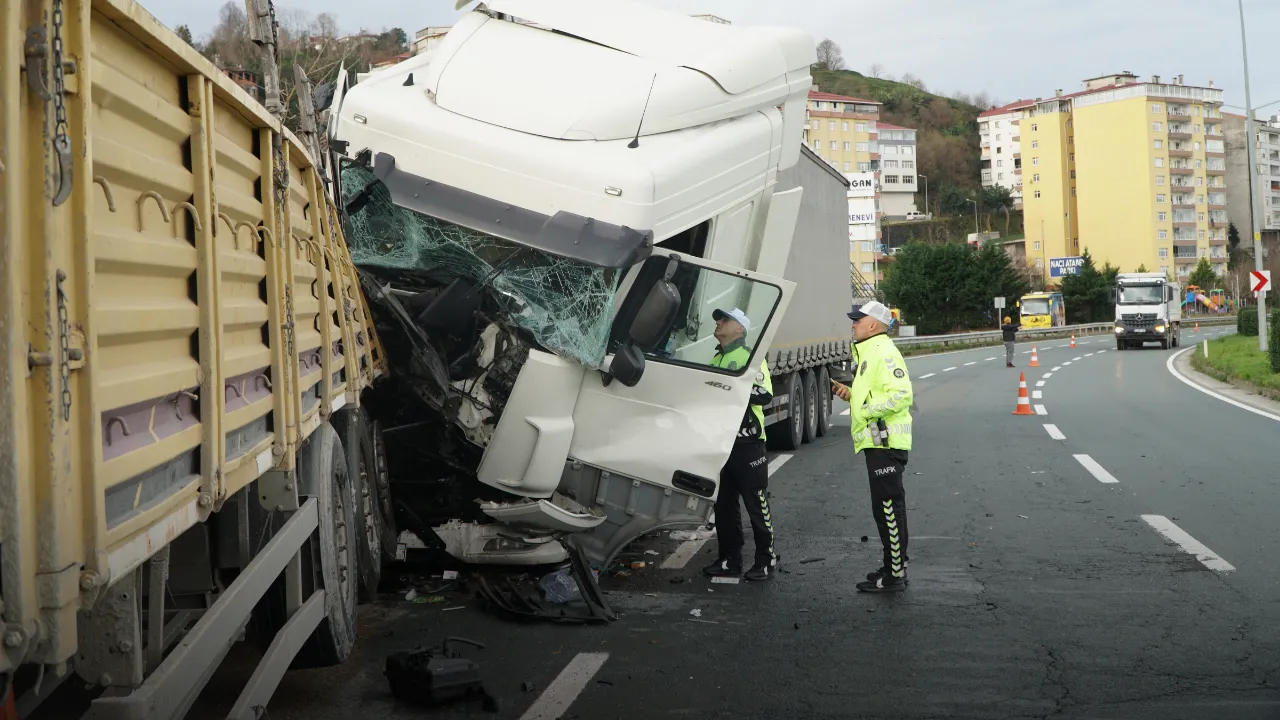 Rize'de Karadeniz Sahil Yolu'nda 2 Tır'ın Karıştığı Kaza; 4 Yaralı