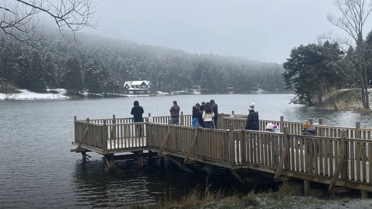 Bolu ve Kocaeli'nin yüksek kesimlerinde kar yağışı aralıklarla etkili oluyor