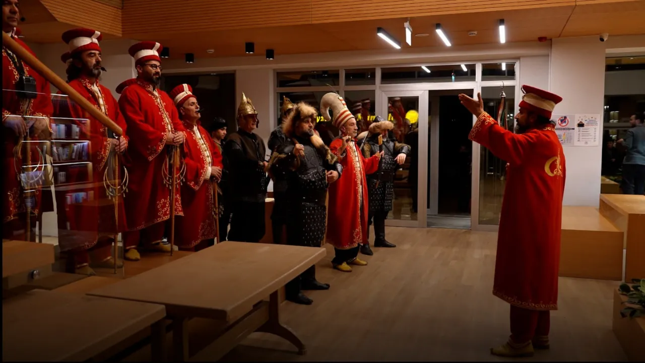 İftar sonrası kütüphaneye giden öğrencilere 'mehter takımı' sürprizi