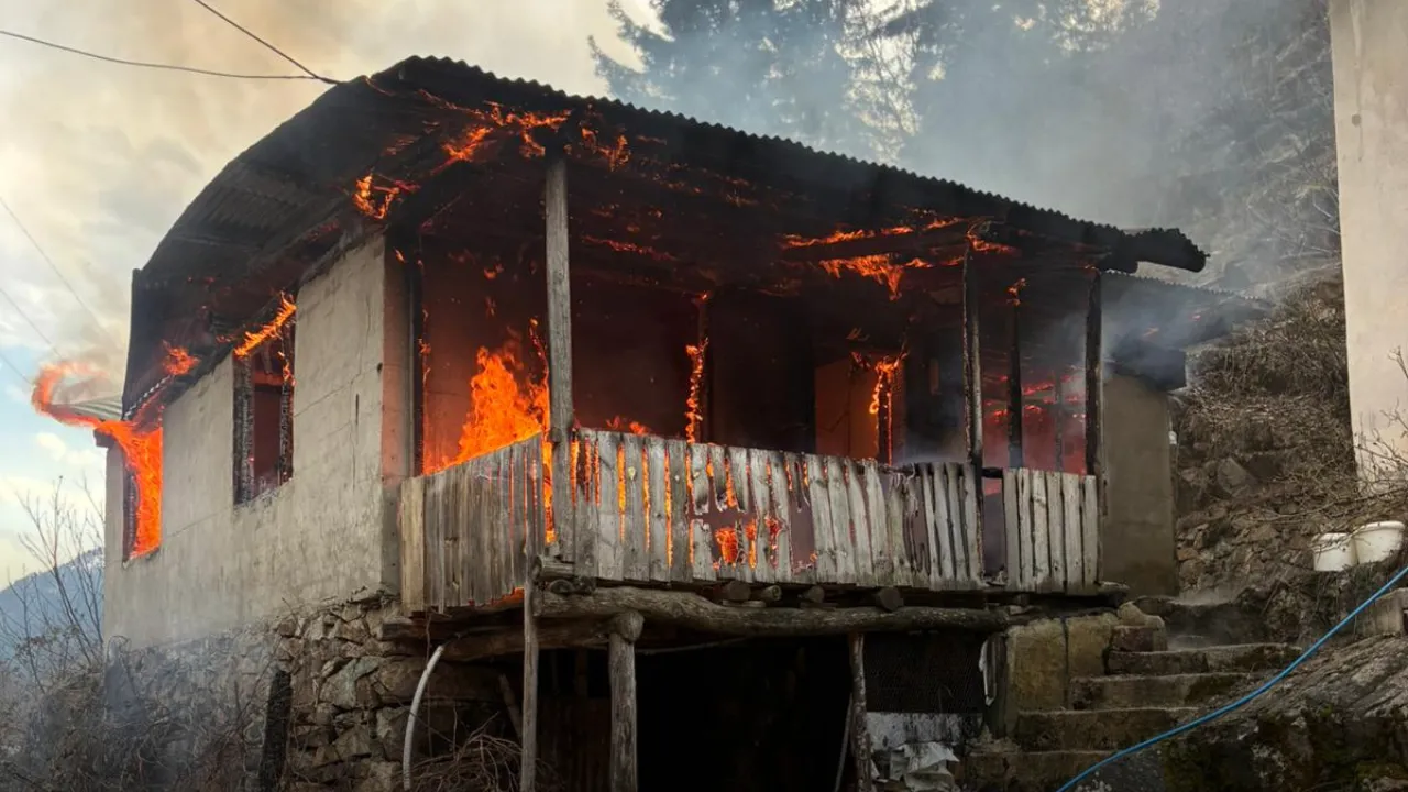 İmam lojmanı, çıkan yangında yandı