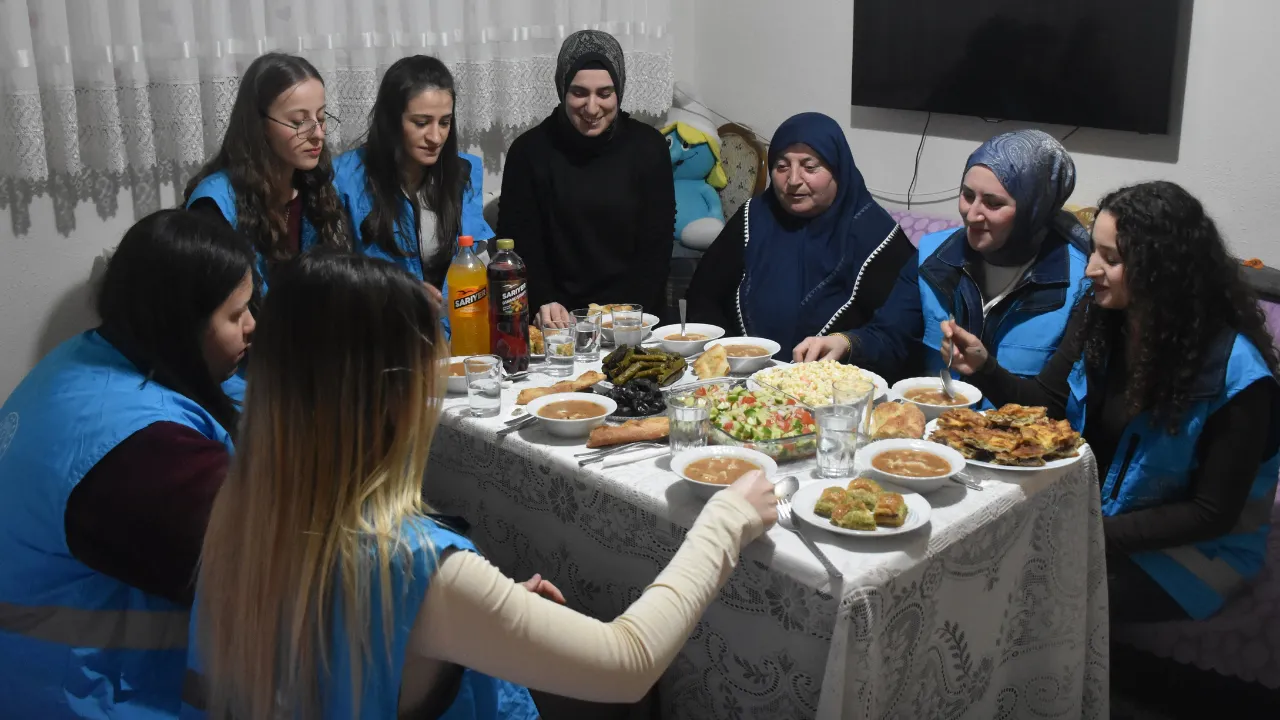 Gümüşhane'de üniversite öğrencileri ramazanda yaşlıları yalnız bırakmıyor