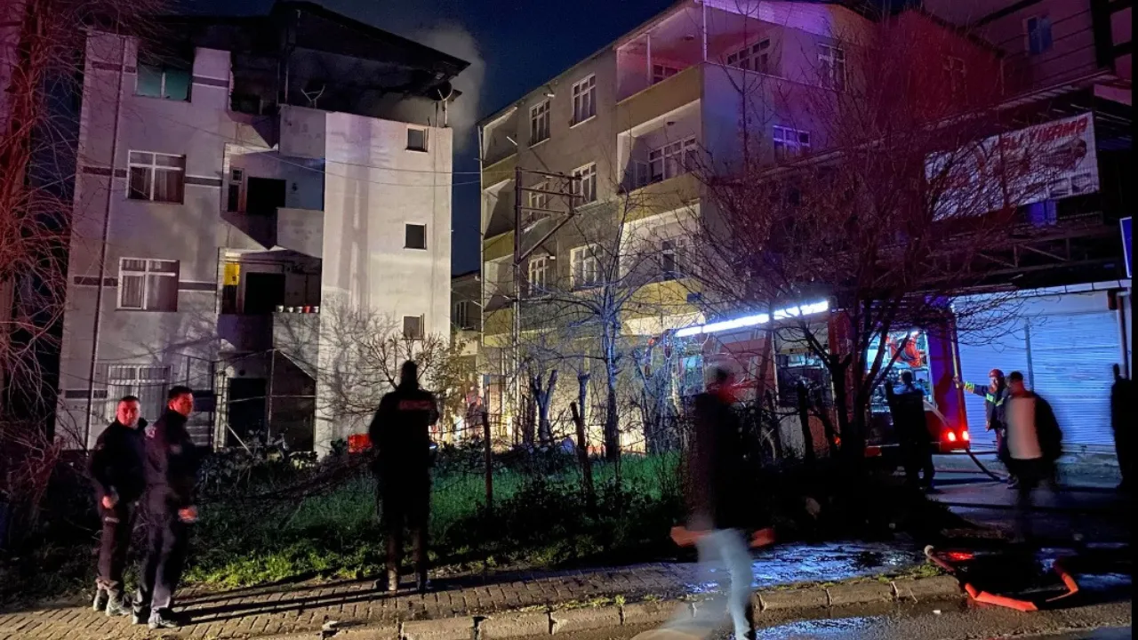 Evinde çıkan yangını söndürmek isterken yaralandı