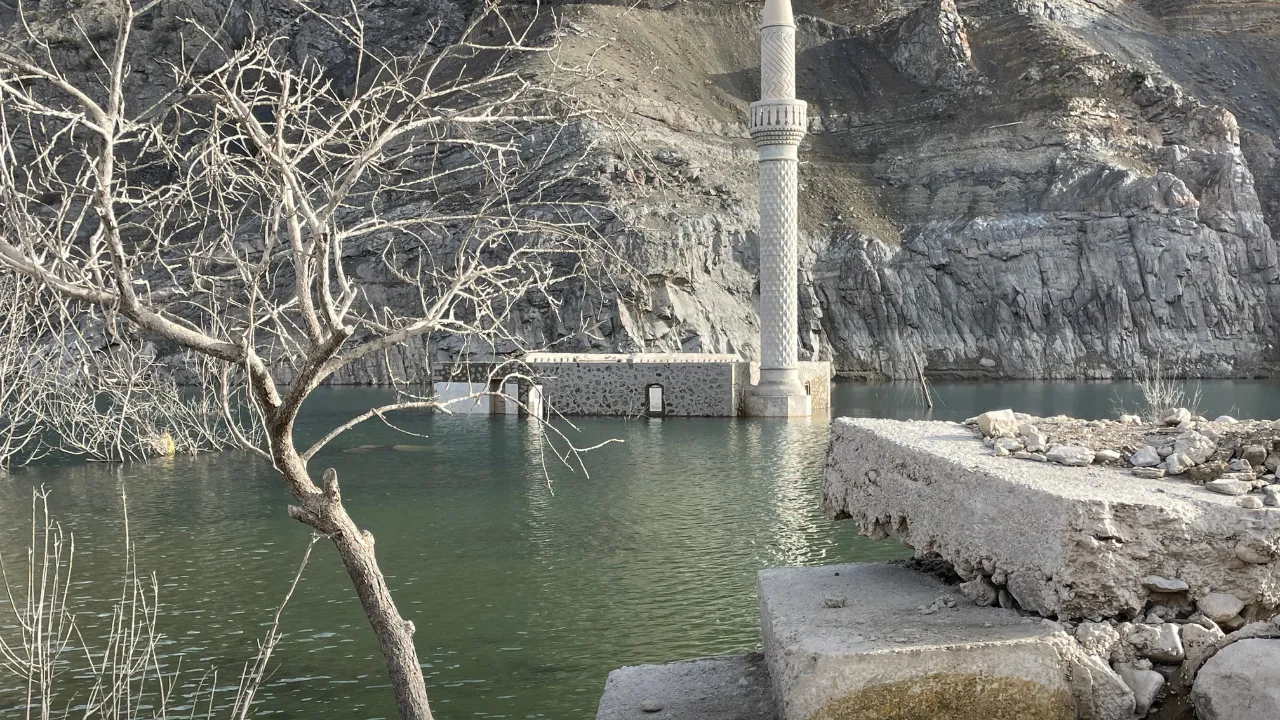 Baraj suları çekildi, ortaya çıkan köyde anılar tazelendi